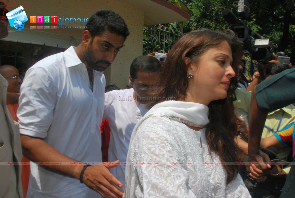 Aishwarya-Abhishek at Durga Pooja Event hd photo